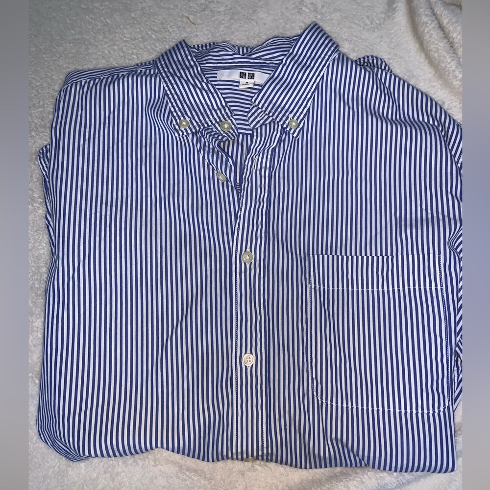 Uniqlo mens medium dress shirt
Used good condition